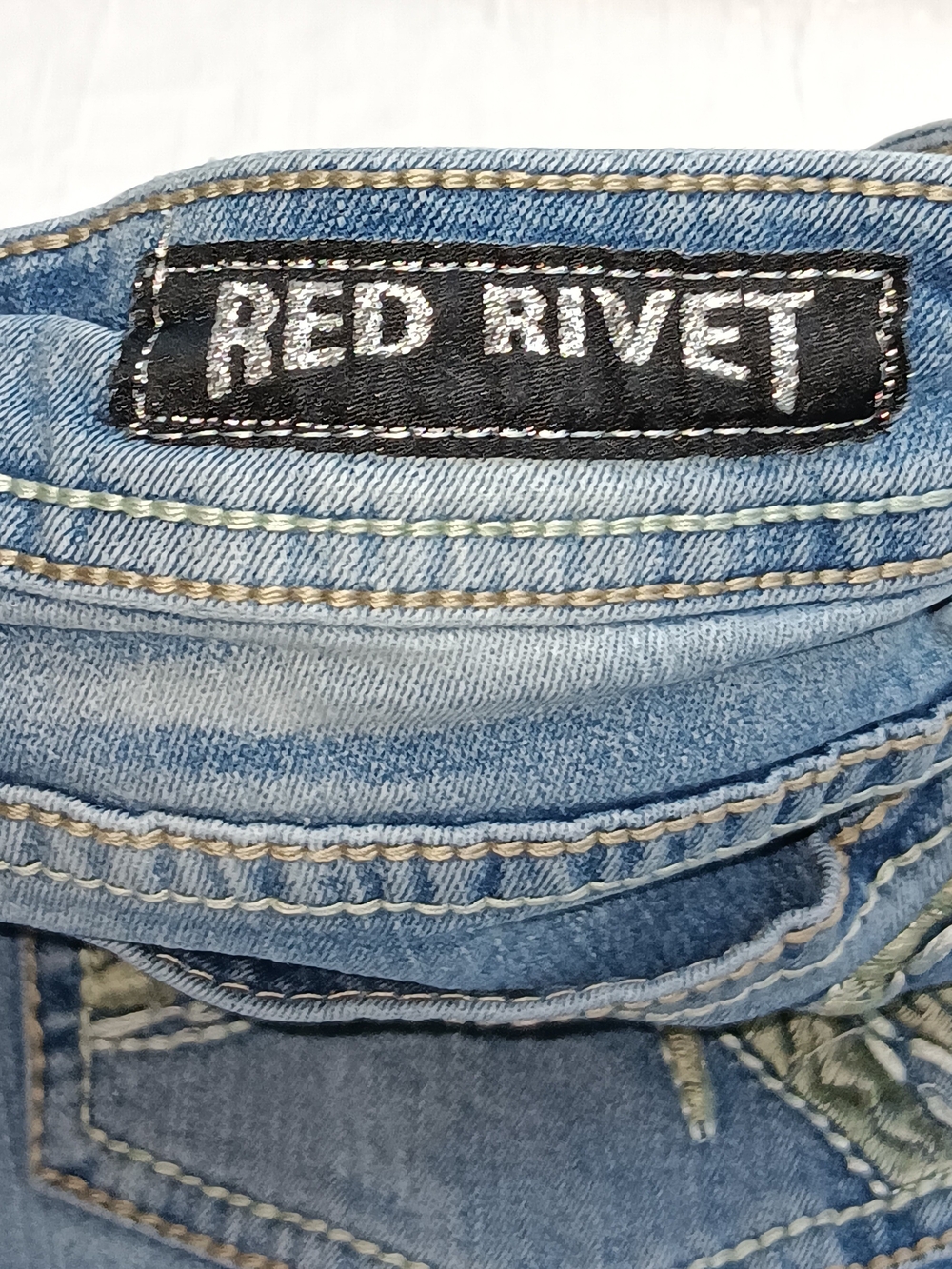 Red Rivet Red-Accented Denim Label Detail - Picture 10 of 13